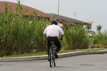 homme entrain de faire du vélo en tenue de ville