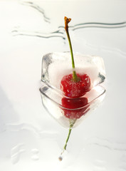 Cerise congelée sur la surface en verre
