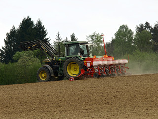 Traktor auf Acker
