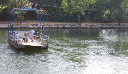 traverse en radeau pour aller au golf