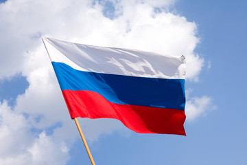 Fototapeta na wymiar Rosyjska flaga na tle niebieskiego nieba