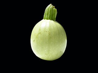 Runde Zucchine auf schwarzem Hintergrund
