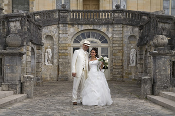 pose des mariés devant le chateau