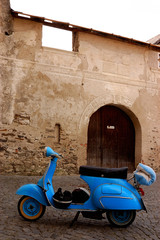 Vespa vor historischem Gemäuer