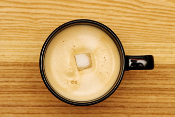 Kaffee mit Zuckerwürfel