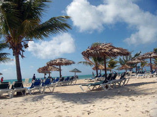 plage et transat aux bahamas