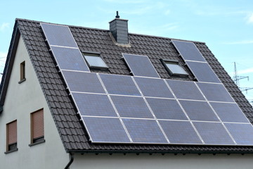 Fototapeta premium Solarzellen auf Hausdach