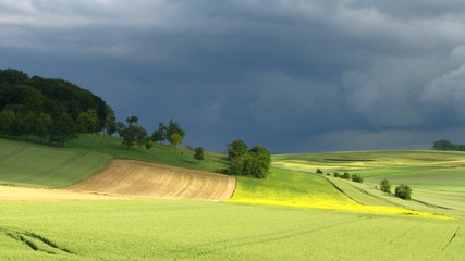ciel de plomb sur la campagne