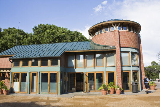 Building in Lincoln Park Zoo
