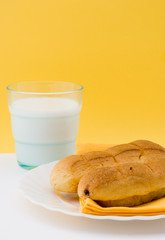 Colazione con latte e brioche