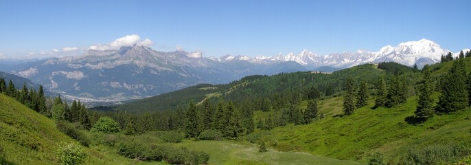 Panorama montagne en été vu de Megève