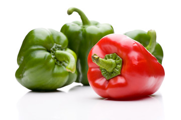 Ein roter und drei grüne Paprika