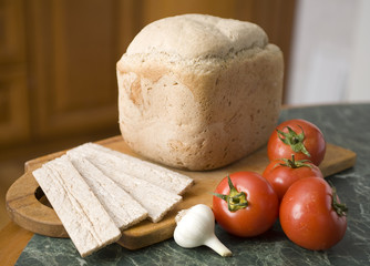 Bread on a breadbord with tomato