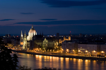 Fototapeta na wymiar Budapest at nightfall
