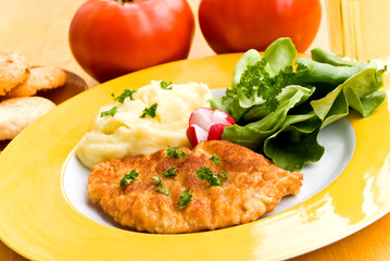 schnitzel mit püree,salat