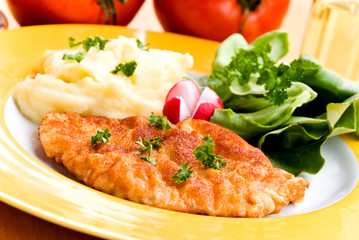 schnitzel mit püree,salat 4