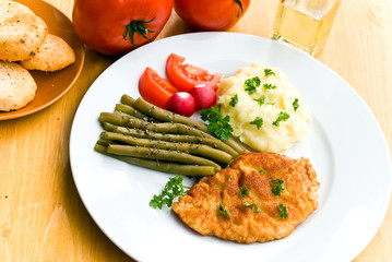 schnitzel mit püree,bohnen,salat 2
