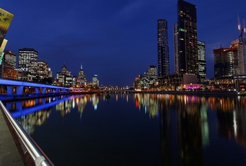 Fototapeta na wymiar Melbourne w nocy