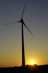Fototapeta na wymiar Windkraftanlage bei Sonnenuntergang