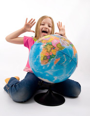 Child with globe - obrazy, fototapety, plakaty