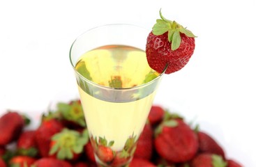 Sekt mit Erdbeeren