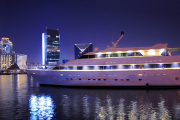 Fototapeta premium Luxury yacht in Dubai Creek, United Arab Emirates