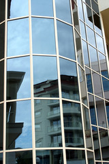 Hochhaus mit Glasfassade