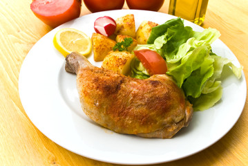 Hähnchen-Keule,gebraten mit Salat