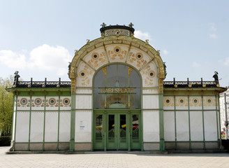 Naklejka premium ANCIENT KARLSPLATZ SUBWAY SATION IN VIENNA