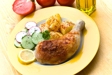 Hähnchen-Keule,gebraten mit Bratkartoffeln,Salat
