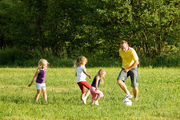 Familie spielt Fussball