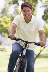 Obraz premium Man outdoors on bike smiling