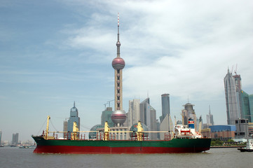 Obraz premium Shanghai harbour and big vessel