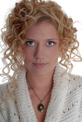 Model mit blonden Locken