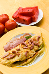 Omelett mit dünnem Speck-Bacon und Wassermelone