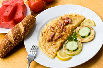 Omelett mit dünnem Speck-Bacon,Croissant und Wassermelone