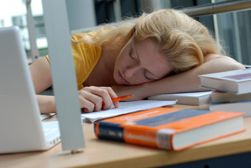 Studentin schläft beim lernen