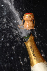 Knallende Champagnerflasche