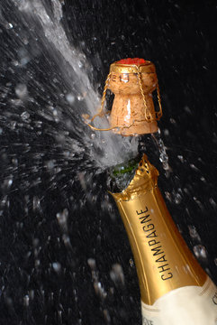 Knallende Champagnerflasche