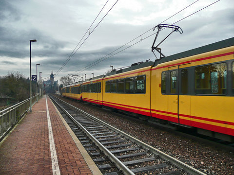 Strassenbahn am Bahnsteig
