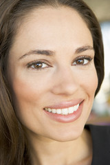 Naklejka premium Head shot of woman smiling