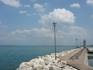 Laterne und Wolken vor Desenzano del Garda