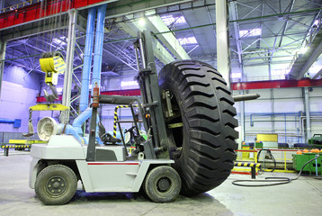 Forklift with giant size tyre