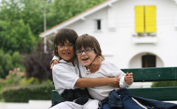 enfants &agrave; lunettes