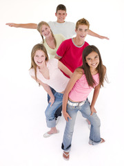 Obraz premium Five friends in a row smiling