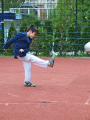 kind spielt ball, spass beim sportplatz
