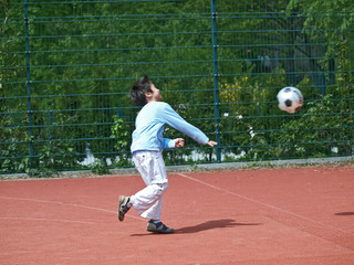 glückliches kind spielt ball,spass beim sportplatz