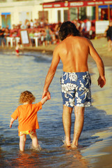 petit garçon avec son papa à la plage