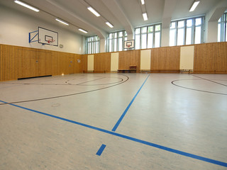 basketballkörbe in der  sporthalle