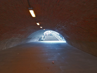 Fototapeta na wymiar licht am ende des tunnels, strassentunnel